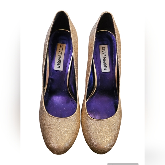 Steve Madden Shoes - Steve Madden Gold Glitter pumps size 7.5
